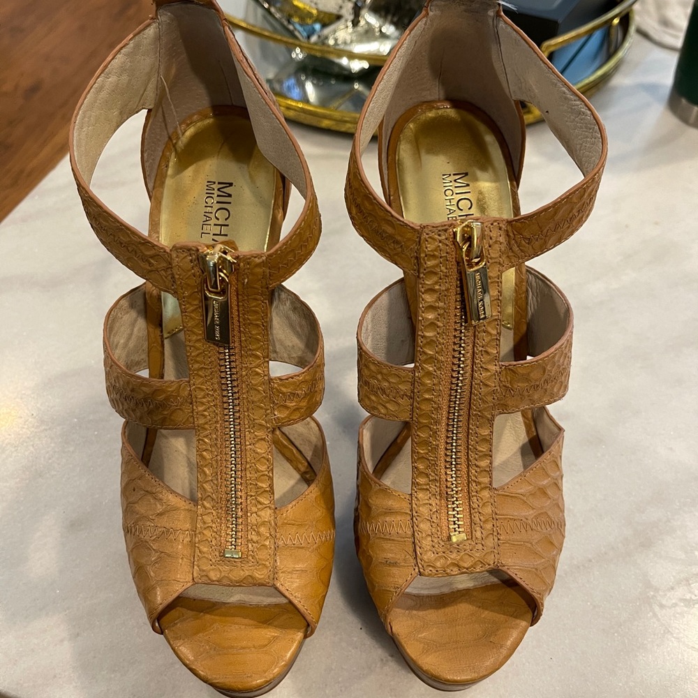 michael kors tan leather crocodile heels